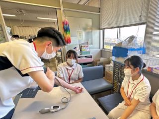 高校生オープンホスピタル、一日ナース体験の様子