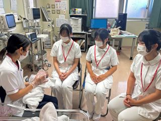 高校生オープンホスピタル、一日ナース体験の様子