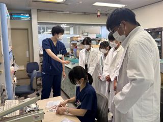 高校生オープンホスピタル、一日ナース体験の様子