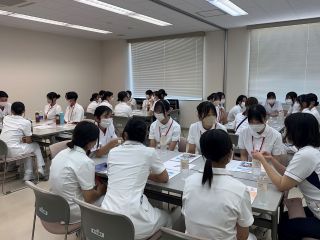 高校生オープンホスピタル、一日ナース体験の様子