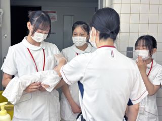 高校生オープンホスピタル、一日ナース体験の様子(看護部)