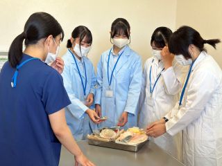 高校生オープンホスピタル、一日ナース体験の様子(栄養科)