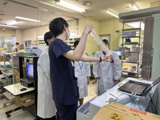 高校生オープンホスピタル、一日ナース体験の様子(薬剤部)