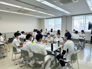 高校生オープンホスピタル、一日ナース体験の様子(座談会)