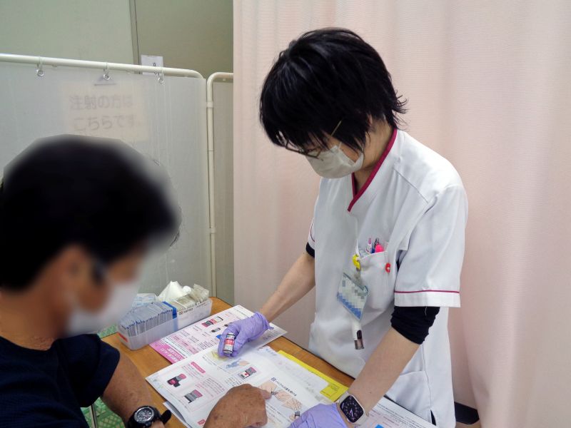 自己注射の指導の様子